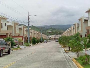VENDO CASA EN LAS CUMBRES CON GARITA DE SEGURIDAD