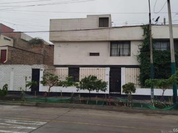 Vendo casa en SURCO bien ubicada en esquina 260m2