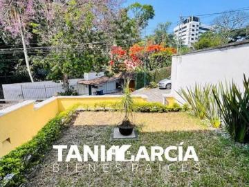 Vendo Casa grande en Privada Los Cafetos! A 2 minutos del Club Campestre y Caino Español!