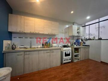 Vendo Casa Productiva De 3 Pisos + Estacionamiento En Urb. El Cortijo 181.20 M2