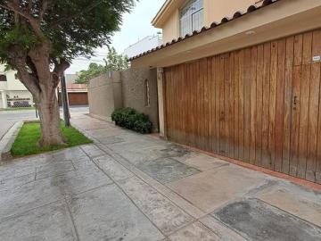 VENDO CASA SURCO EN ESQUINA FRENTE PARQUE COMO TERRENO