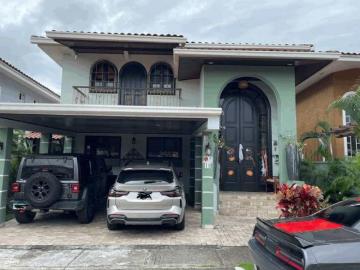 VENDO CASA UNIFAMILIAR CON PISCINA EN BRISAS DEL GOLF