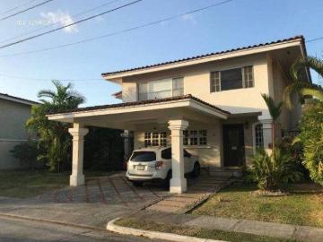 Vendo Casa Unifamiliar en Brisas del Golf con garita de seguridad!