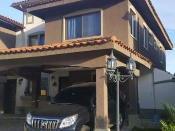 VENDO CASA UNIFAMILIAR REMODELADA EN LAS CUMBRES CON GARITA