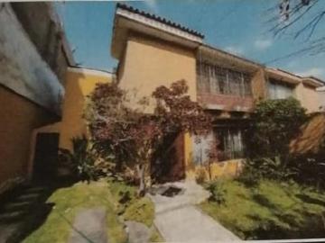 VENDO CASA URB. LOS ROSALES, CERCA ESTACION DEL TREN AYACUCHO