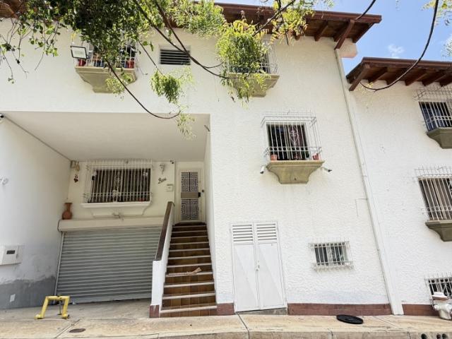 Vendo Casa de 288m2 6h/5b/8pe Lomas de Prados del Este