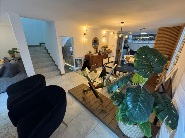 Vendo casa 207m2 5h/5b/2p Alto Prado 2733