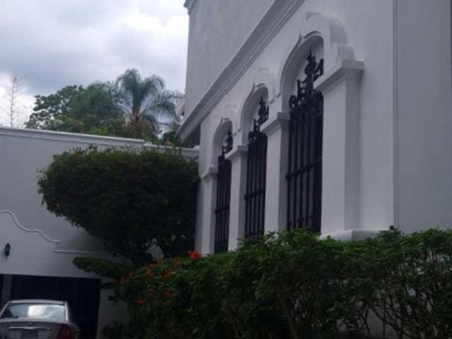 Vendo casa 2.500m2 Country Club 9884