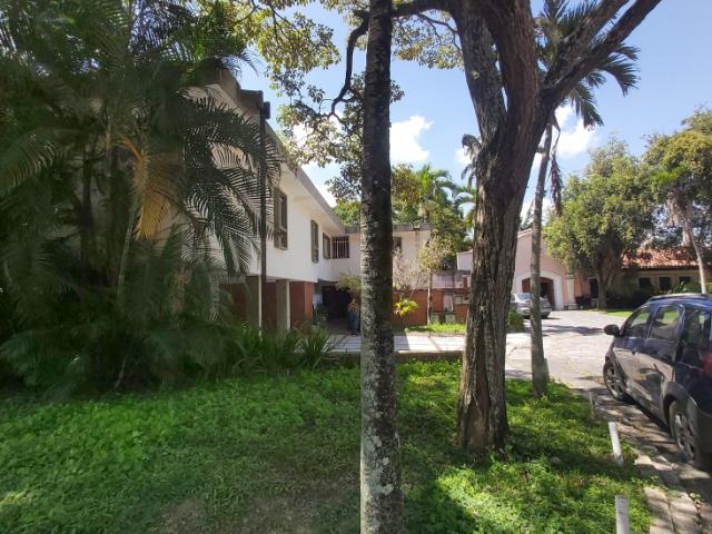 Vendo casa 352m2 6h/6b/2p Altamira 0446