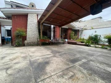 VENDO CASA 500 m2 SALIDA A PARQUE IDEAL PARA PROYECTO INMOBILIARIO SURCO