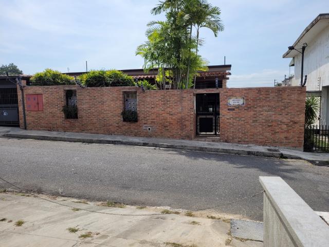 Vendo casa 690m2 8h/9b/3p más 2 Anexos de 130 m2 C/U El Marqués 0567