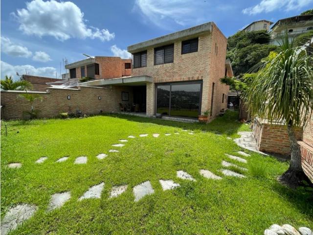 Vendo casa 600mts2 4h+s/ 7b/ 6p Colinas de Tamanaco 7119