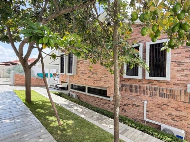 Vendo Casa 844.86m2 6h/6b/4pe Cumbres de Curumo