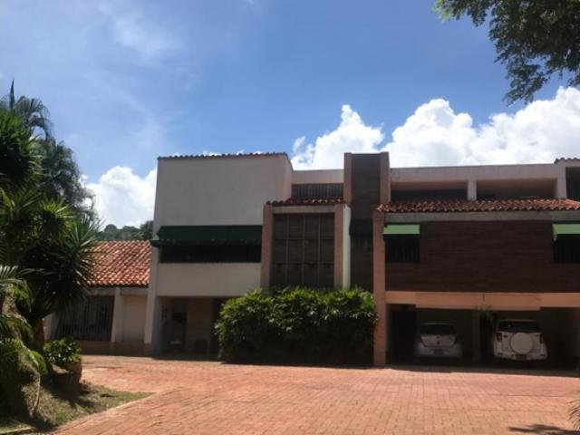 Vendo casa 870mts2 6h/6b/23p Cerro Verde 9203