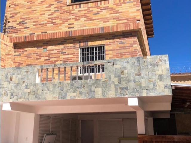 Vendo casa 950mts2 4h/4b/6p Macuto 4806