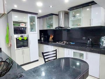 Vendo Departamento Dúplex En Primer Piso Tipo Casa a 5 cdras del ovalo Higuereta