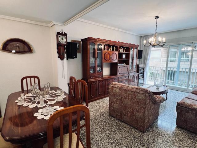 VENDO EN EXCLUSIVA PISO CENTRICO BIEN CONSERVADO 3HB 2BÑ PARA ENTRAR A VIVIR ZONA PASEO RIBALTA