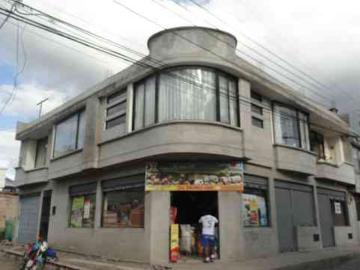 Vendo en Otavalo sector San Pablo del Lago una gran casa esquinera