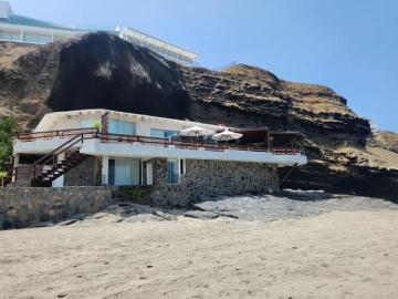 VENDO ESTUPENDA CASA EN PLAYA MISTERIO. PRIMERA FILA TOCANDO EL MAR