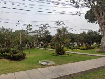 VENDO CASA POR REFACCIONAR EN SURCO CERCA A PARQUES Y AVENIDAS PRINCIPALES