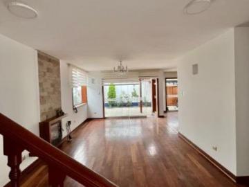 VENDO LINDA CASA DE DOS PISOS EN LA URB. AURORA MIRAFLORES