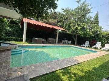 Vendo Lomas de Cocoyoc Morelos casa 5 rec. 6.5 baños amplio jardín Buen precio