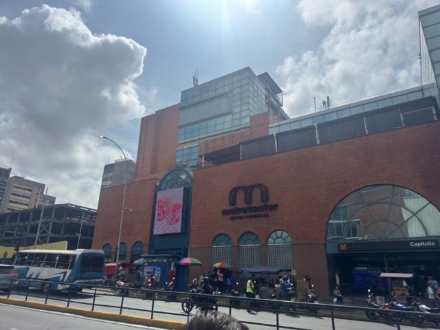 VENDO LOCAL 1090m2 3B AV,BARALT