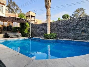 VENDO moderna casa con piscina en SURCO!