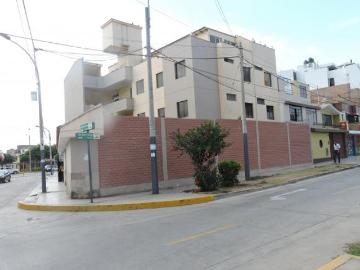 VENDO Ó ALQUILO AMPLIO LOCAL 4 PISOS 1/2 CDRA AVENIDA EN ESQUINA FRENTE PARQUE