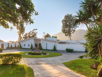 VENDO PROPIEDAD DE 4,491M2 COMO TERRENO EN LA PLANICIE LA MOLINA