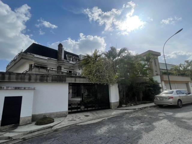 Vendo quinta de 3 plantas en Los Samanes
