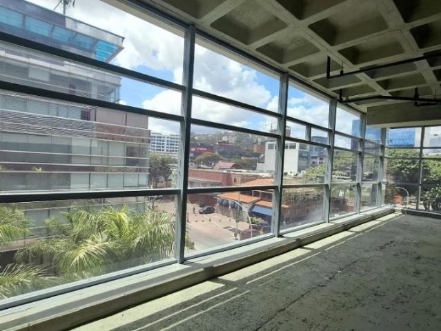 Vendo/alquilo oficina 517m2 Torre Luxor Las Mercedes 5034