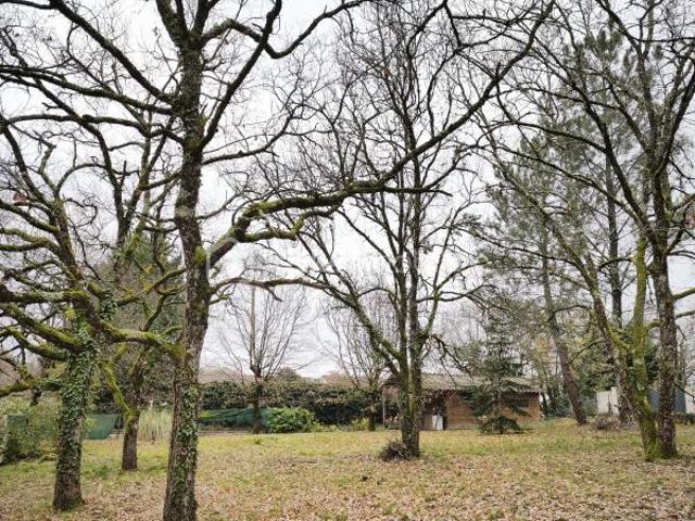 VENDS TERRAIN CONSTRUCTIBLE DE 901 M2 A BOULOC