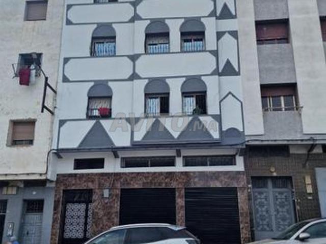 Vends immeuble 3 étages et 2 magasins