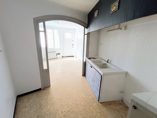 Vends maison de village 3 chambres R+2 au centre de Lespigna. 103m² Lespignan