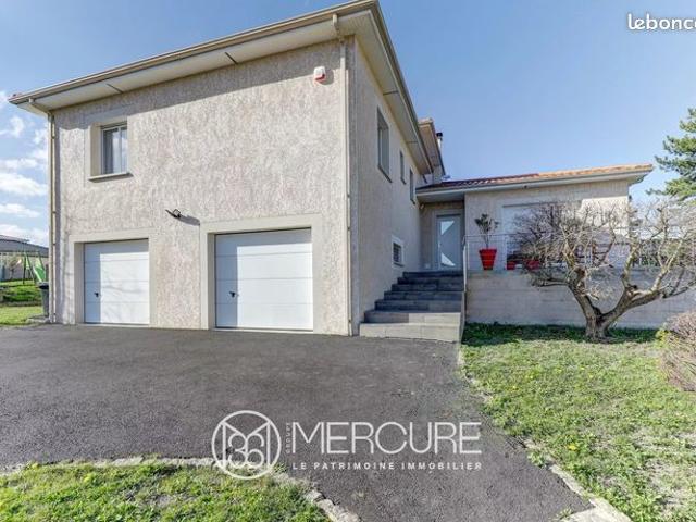 Vends maison rénovée clé en main, 200m2 sur un terrain de 1179m2, 4 chambres, terrasses, garages, DPE B+ proche commerces et Institut Medical