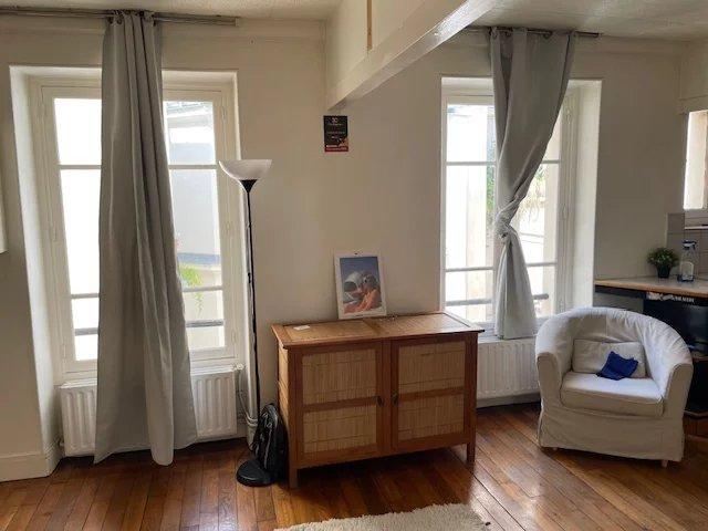 Vends studio refait à neuf, rue lepic, proche place des Abbesses