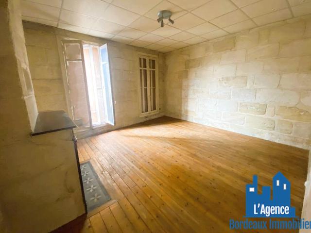 VENDU PAR L'AGENCE. BORDEAUX BARRIERES D'ARES. APPARTEMENT DE TYPE 2 DE 52 M2 AU DERNIER ETAGE. Benoît TREMENT O6 51 26 22 32