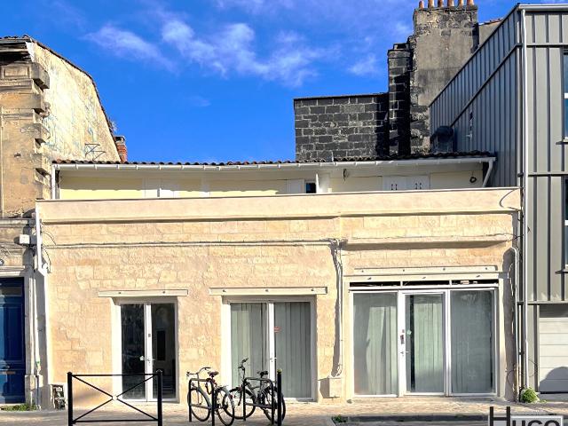 VENDU PAR L'AGENCE ! BORDEAUX CHARTRONS 2 LOCAUX DE 31M2 ET 49M2 A DESTINATION COMMERCIALE + 2 TERRASSES !