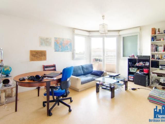 VENDU PAR L'AGENCE. EXCLUSIVITE ! BEGLES APPARTEMENT TYPE 3 AU DERNIER ETAGE DE 53 M2 AVEC BALCON + PLACE DE PARKING. Benoît TREMENT Tel:06.51.26.22.32