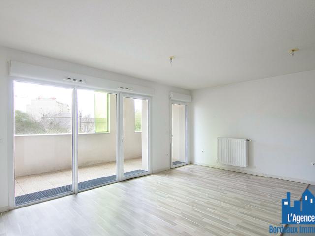 VENDU PAR L'AGENCE ! EXCLUSIVITE ! BORDEAUX CHARTRONS APPARTEMENT T3 TRAVERSANT DE 59 M2 + 2 LOGGIAS + 1 CELLIER. Martine PASSICOS