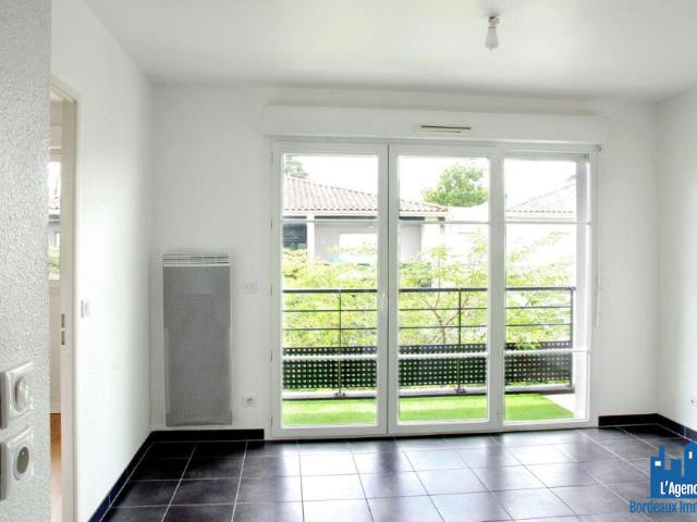 VENDU PAR L'AGENCE. EXCLUSIVITE ! SAINT MEDARD EN JALLES APPARTEMENT TYPE 2 DE 44 M2 AVEC BALCON + UNE PLACE DE PARKING EN SOUS SOL. Benoît TREMENT Tel:06.51.26.22.32