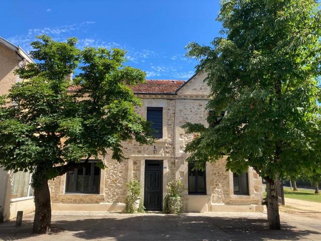 Venez découvrir cette agréable maison en pierre du pays avec. 194m² Saint Vite
