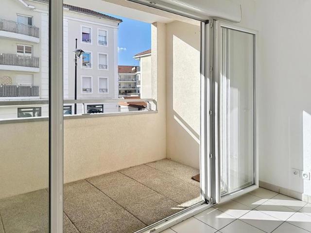 Venez découvrir ce bel appartement 3 pièces de 52 m2 avec balcon et possibilité d'un garage en sous sol