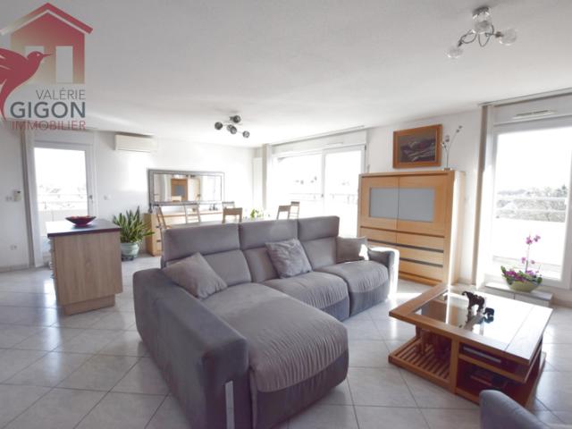 Venez découvrir EN ATTIQUE, UN SUPERBE APPARTEMENT spacieux