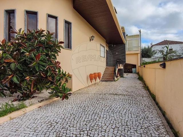 Venha conhecer esta Moradia de grandes dimensões, no centro. 472m² Tomar São João Baptista