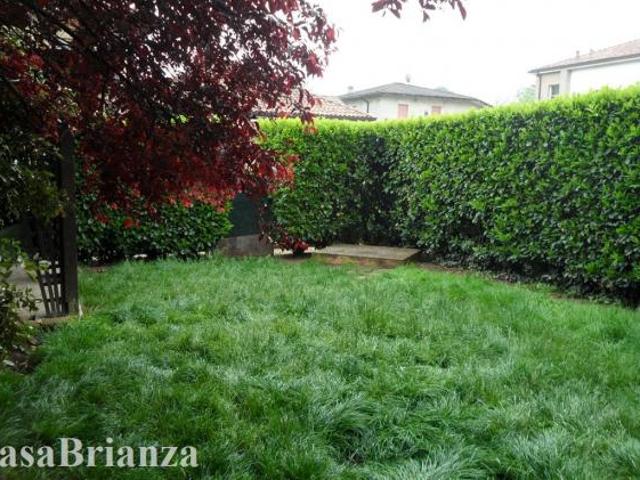 Vedano al Lambro, ampio trilocale con giardino