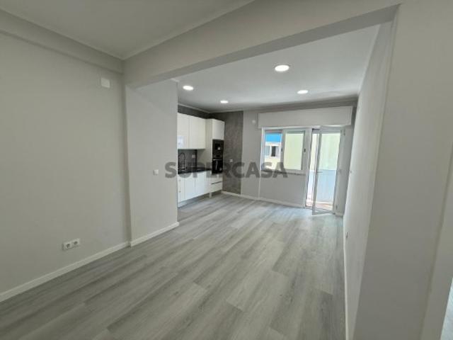 Vede se T1 remodelado e com marquise, na Venteira Amadora