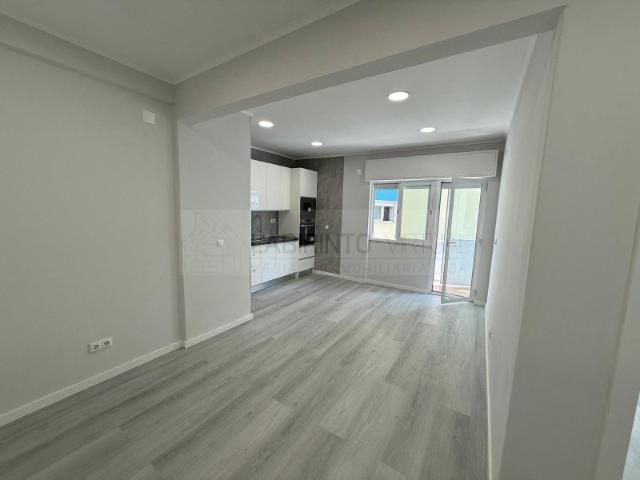 Vede se T1 remodelado e com marquise, na Venteira Amadora
