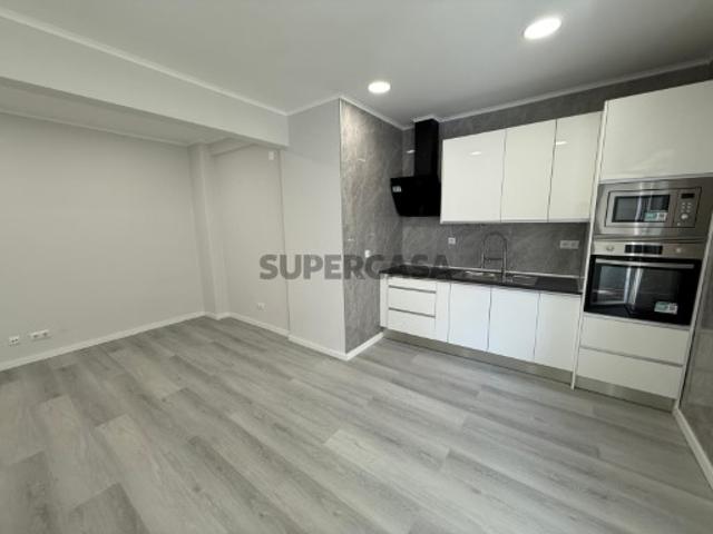 Vede se T1 Totalmente Remodelado no Coração da Amadora Venteira